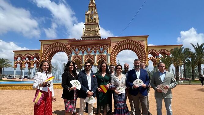 Los candidatos de Vox a la alcaldía de Córdoba, en su visita a la Feria.