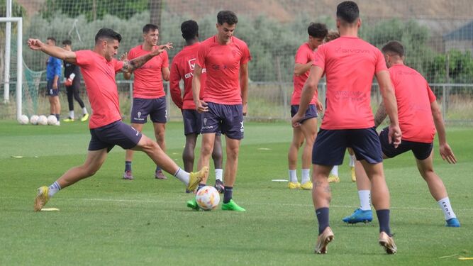 Los jugadores del Córdoba se ejercitan durante un entrenamiento.