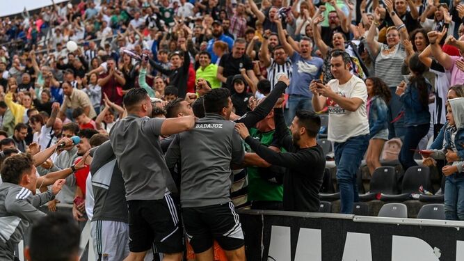 Los jugadores del Badajoz celebran un gol con sus aficionados en el Nuevo Vivero.