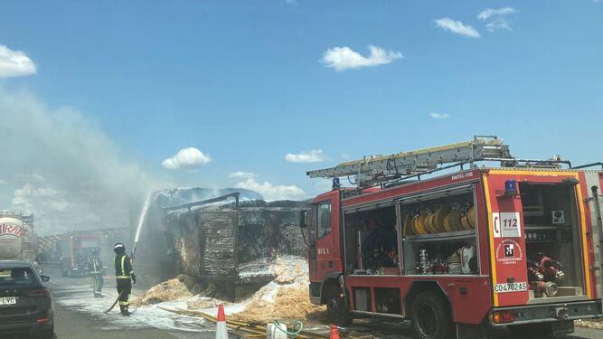 Camión incendiado en la autovía A-4 en Montoro (Córdoba).