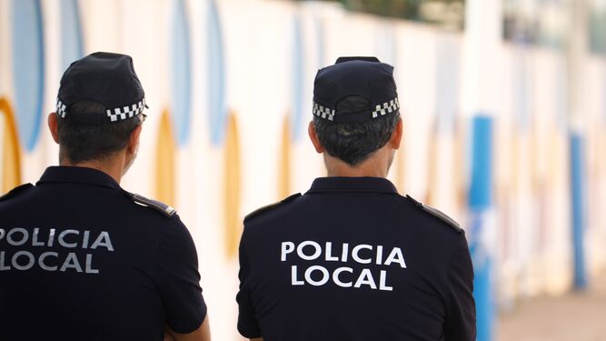 Dos agentes de la Policía Local en la Feria de Nuestra Señora de la Salud de Córdoba.