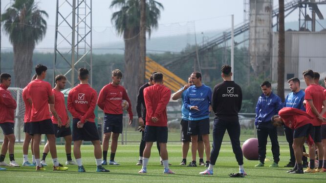 Diego Caro da órdenes a sus jugadores durante un entrenamiento en la Ciudad Deportiva.