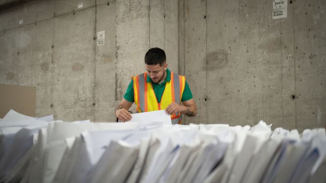 Un operario organiza el material electoral para las elecciones municipales en Barcelona.