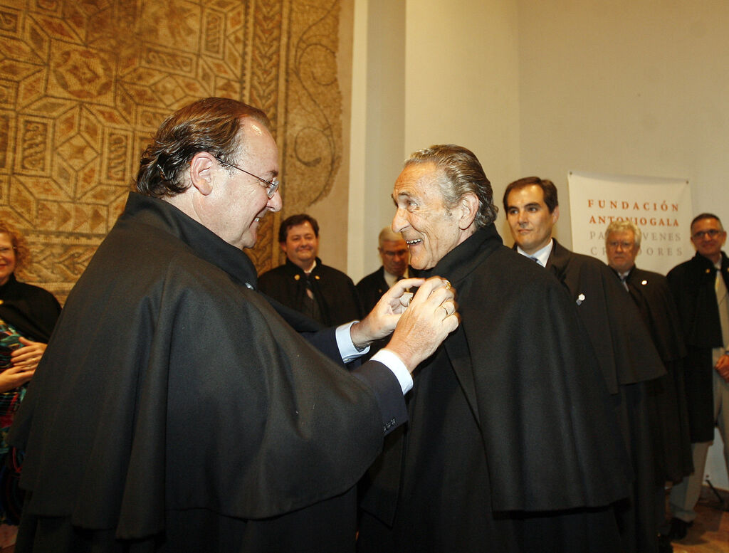 Antonio Gala, en su nombramiento como cofrade de honor de la Cofrad&iacute;a del Salmorejo, en 2011.