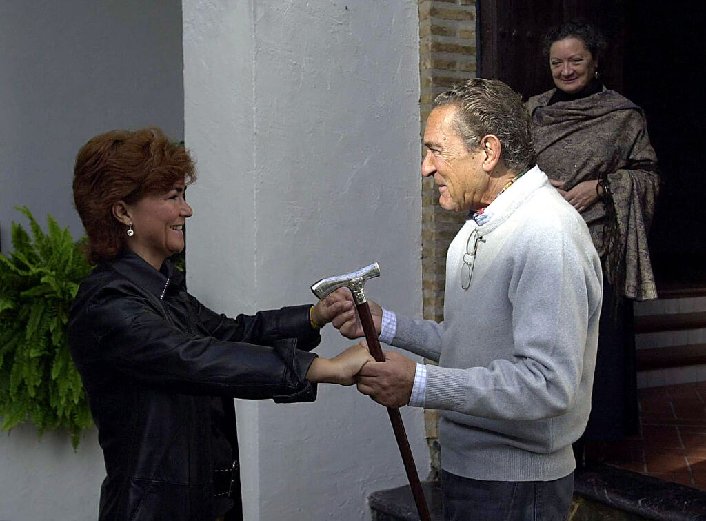Antonio Gala, en 2002 con Carmen Calvo en su fundaci&oacute;n.