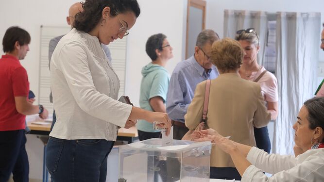 Una persona deposita su voto en un colegio electoral de Córdoba.