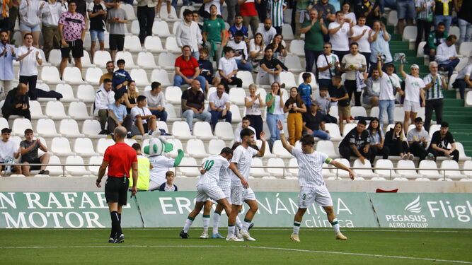 Abreu celebra su gol junto a sus compañeros.
