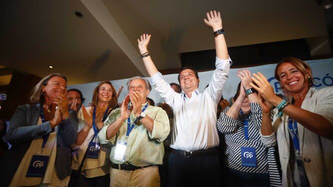 José María Bellido e integrantes de la lista celebran su victoria en las urnas.