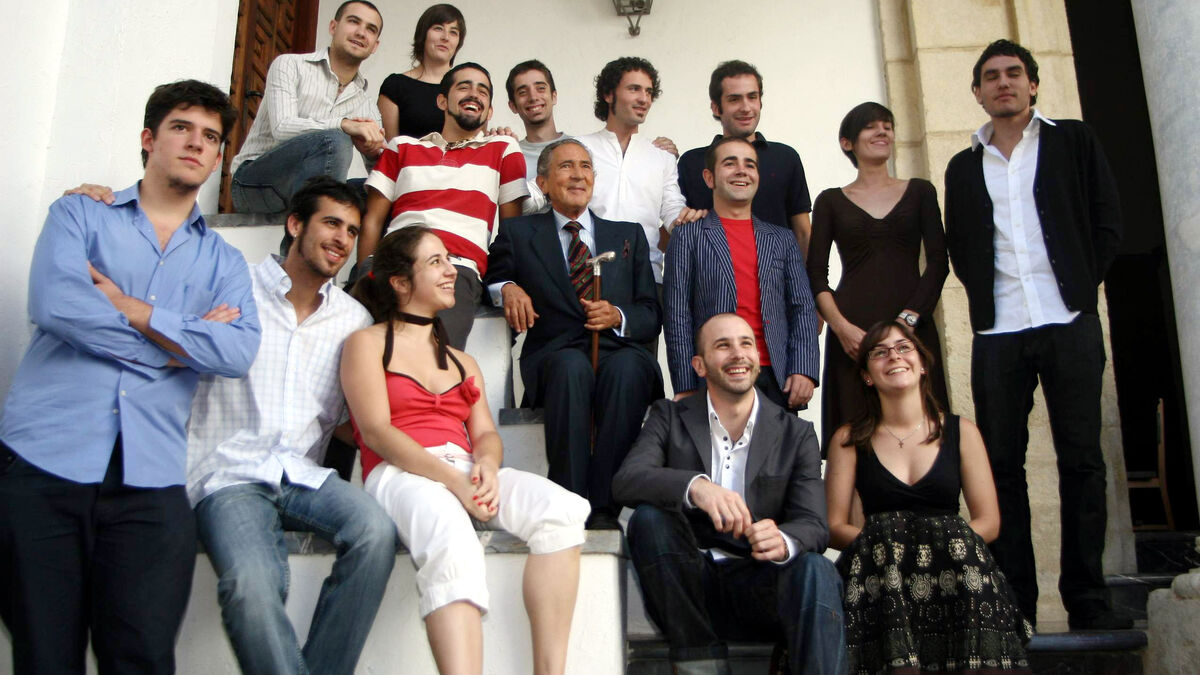 Antonio Gala, con una promoción de jóvenes de su fundación, en 2007.