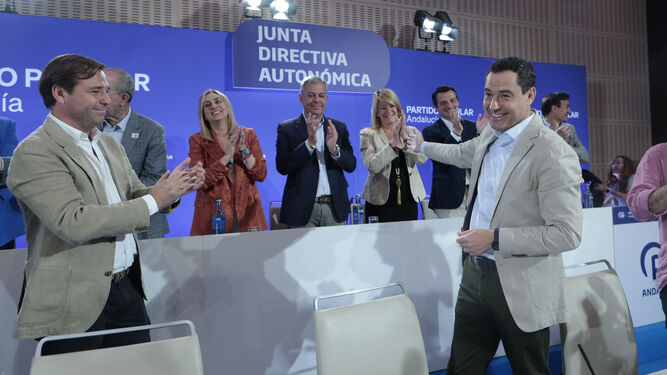 Juanma Moreno, aplaudido por la Junta Directiva del PP.