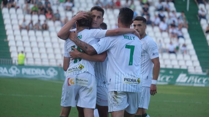 Antonio Caballero y Willy Ledesma felicitan a Simo tras un gol en El Arcángel.