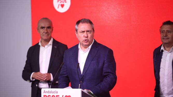 El líder del PSOE-A, Juan Espadas, con Antonio Muñoz y Javier Fernández, el pasado domingo.