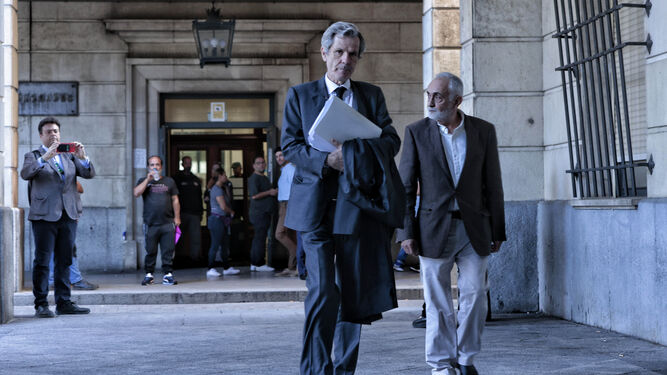 El ex director de la Faffe Fernando Villén llega a la Audiencia de Sevilla con su abogado, Adolfo Cuéllar.