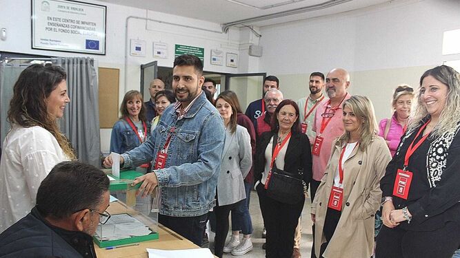 Víctor Pedregosa vota en las elecciones del domingo.