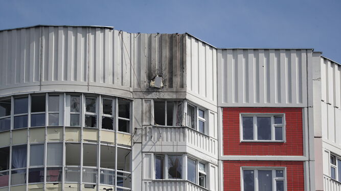 Edificio dañado tras el ataque en Moscú.