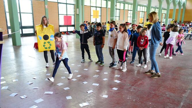 Niños de distintos colegios de Pozoblanco participan en una actividad por el Día del Medio Ambiente.