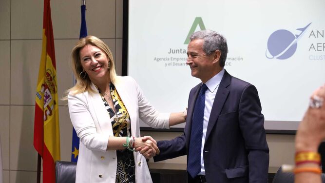 La consejera de Economía, Carolina España, con Antoni Gómez Guillamón, presidente de Andalucía Aerospace