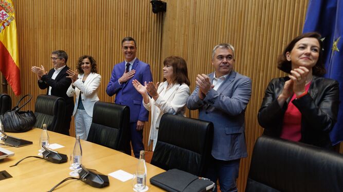 Patxi López, María Jesús Montero,Pedro Sánchez, Cristina Narbona, Santos Cerdán, Eva Granados, aplauden a su llegada a una reunión con los diputados y senadores socialistas.