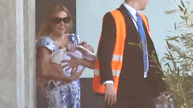 Ana Obregón con su hija en brazos al salir de la zona VIP del aeropuerto Adolfo Suárez Barajas