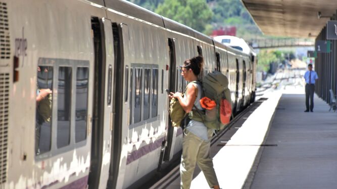 Una joven se monta en un tren en Algeciras