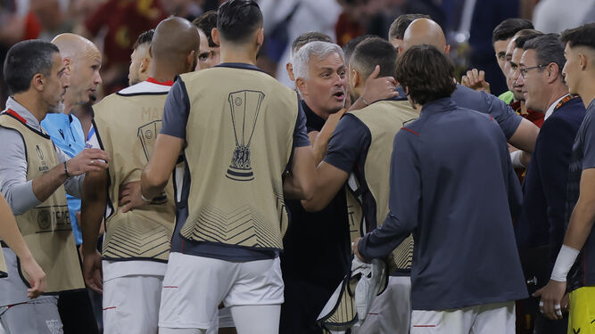 Mourinho discute con Joan Jordán en uno de los momentos más crispados.