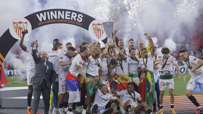 El Sevilla celebra su séptima Europa League.