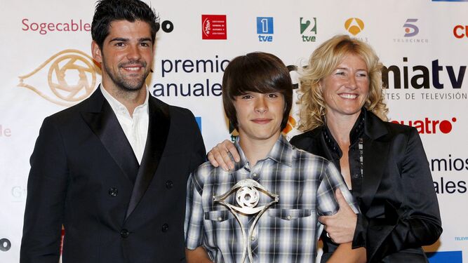 Miguel Ángel Muñoz y Ana Duato flanquean a Ricardo Gómez, entonces con 14 años, en la gala de los Iris de 2008