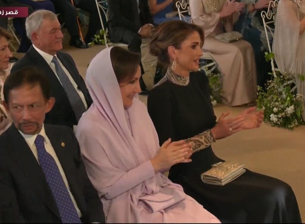 La reina Rania asiste emocionada a la ceremonia, tal como capto la TV jordana