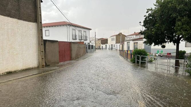 Inundación en una de las calles de El Viso.