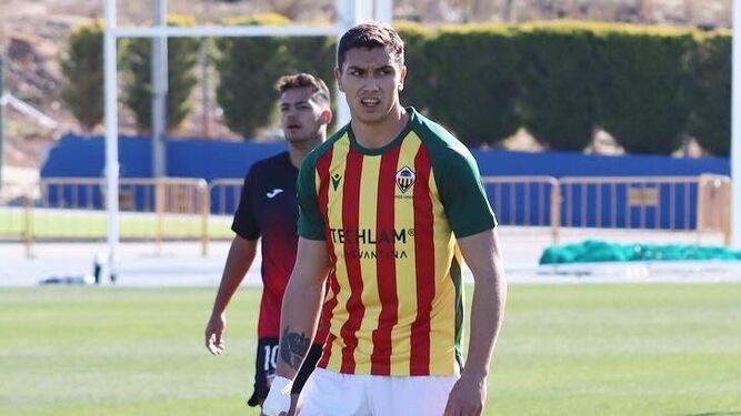 Adrián Fuentes, que abandonó el Córdoba CF en enero, en un partido con el Castellón.