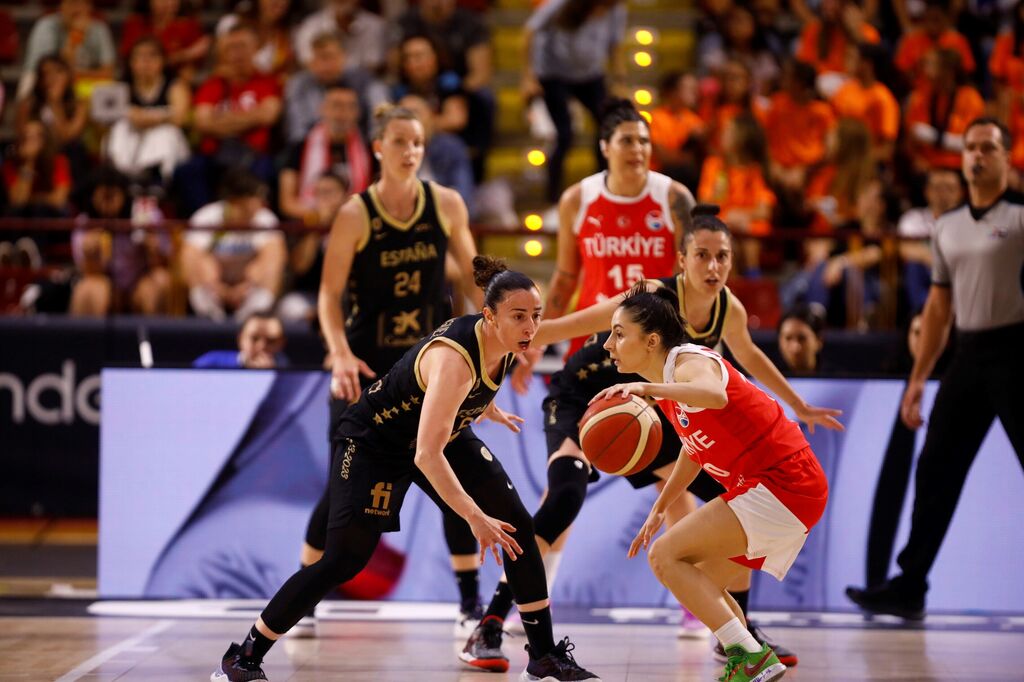 The best photos of the triumph of the Spanish women's basketball team over Turkey in Córdoba