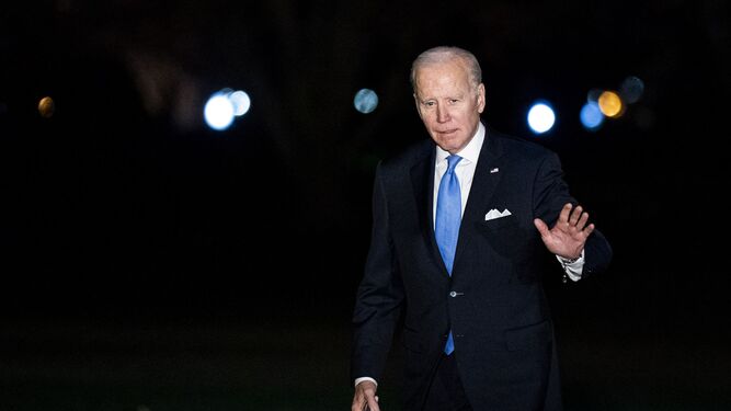 El presidente de EEUU, Joe Biden, saluda a su llegada a la Casa Blanca.