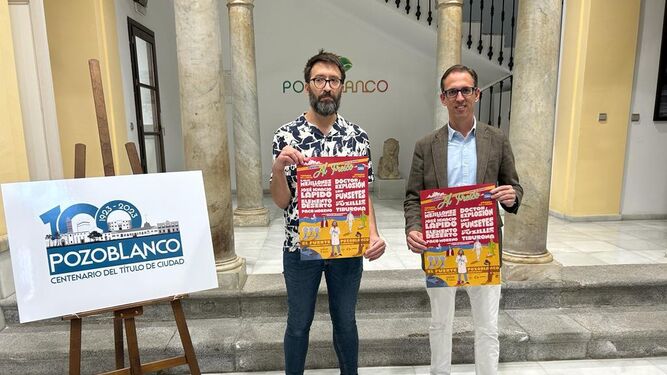 Marce Moreno y Santiago Cabello, con el cartel del festival Al Fresco de Pozoblanco.