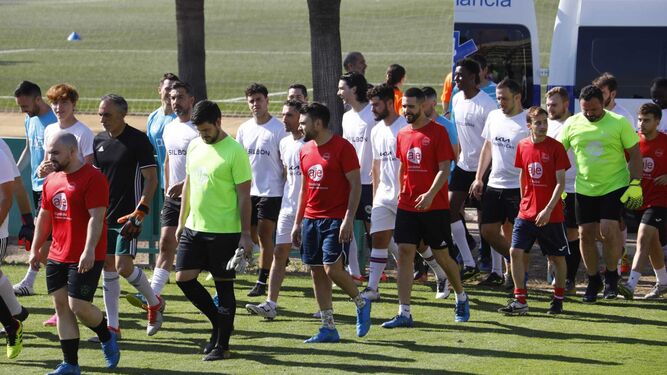 Los equipos de Silbon y AJE de la Liga de Empresas de Córdoba saltan al campo de la Ciudad Deportiva.