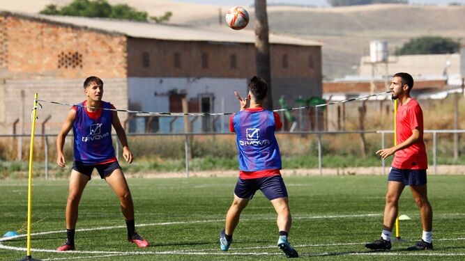 Los jugadores del Córdoba B juegan al 'futvolley' en el último entrenamiento antes de viajar a Getafe.