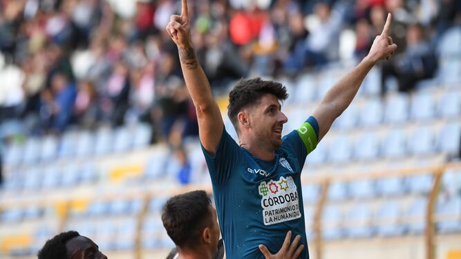 Javi Flores, capitán del Córdoba CF, celebra su gol a la Cultural y Deportiva Leonesa.