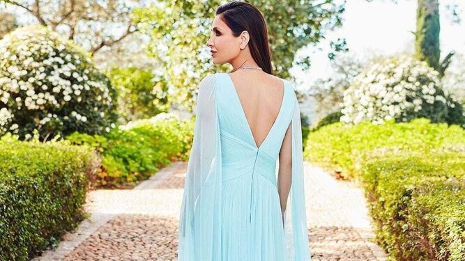 Paloma Cuevas lució un elegante vestido en gasa celeste
