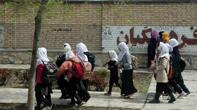 Estudiantes afganas salen del colegio en Kabul.