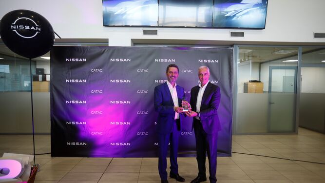 Nissan Catac recibe el premio Nissan Global Award.
