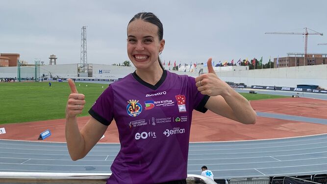 Carmen Avilés, sonriente, tras competir en el Meeting de Huelva.