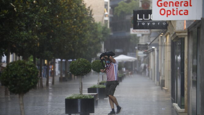 Una persona bajo la lluvia en Córdoba.