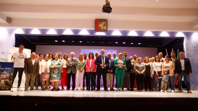 Foto de familia de los cuidadores de los recintos ganadores del Concurso Provincial de Patios, Rincones y Rejas.