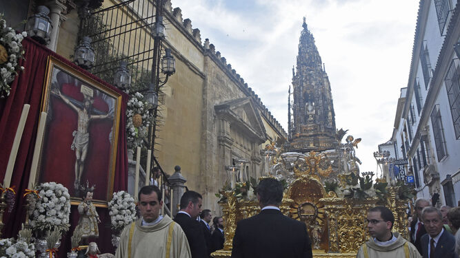 El paso de la Custodia de Arfe junto a un altar durante una salida procesional.