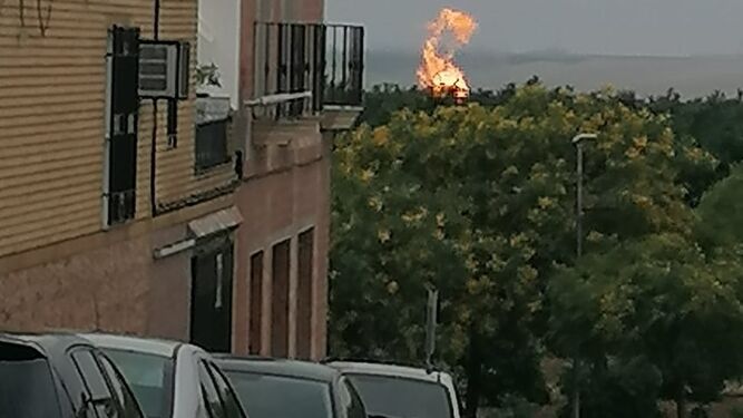 Imagen del fuego activo que se ve desde la localidad de Fuente Carreteros.