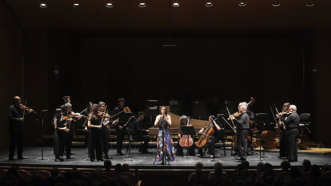 Sophia Shambeck y la sección de cuerda de la Orquesta, en plena actuación.