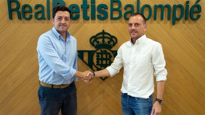 Alberto González, durante su firma con el Real Betis Balompié.