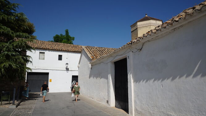 A la derecha, edificio de la antigua tercia de Montemayor.