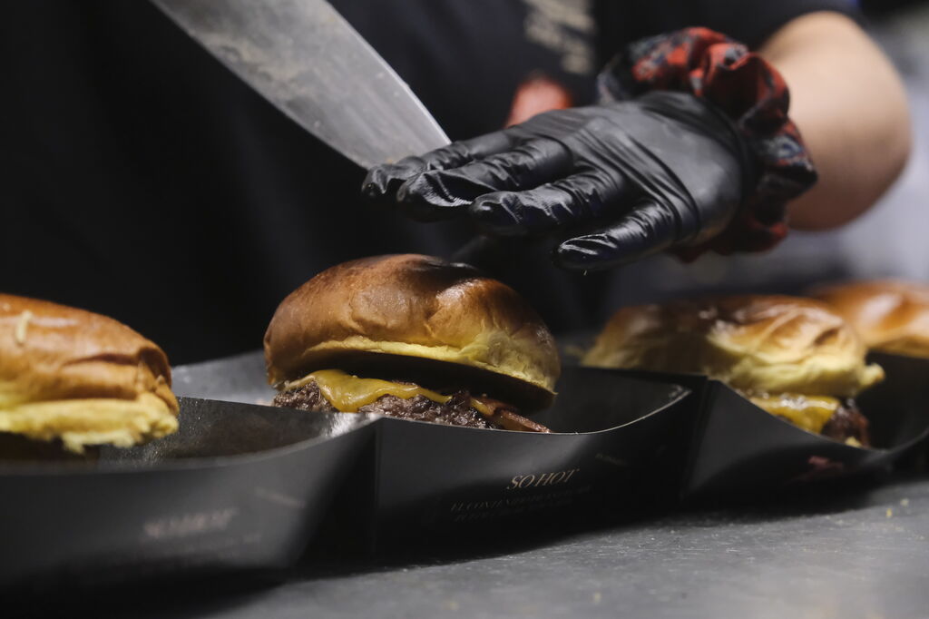 Ne&oacute;n y brasas en El Vial: el lleno absoluto de The Champions Burger en C&oacute;rdoba