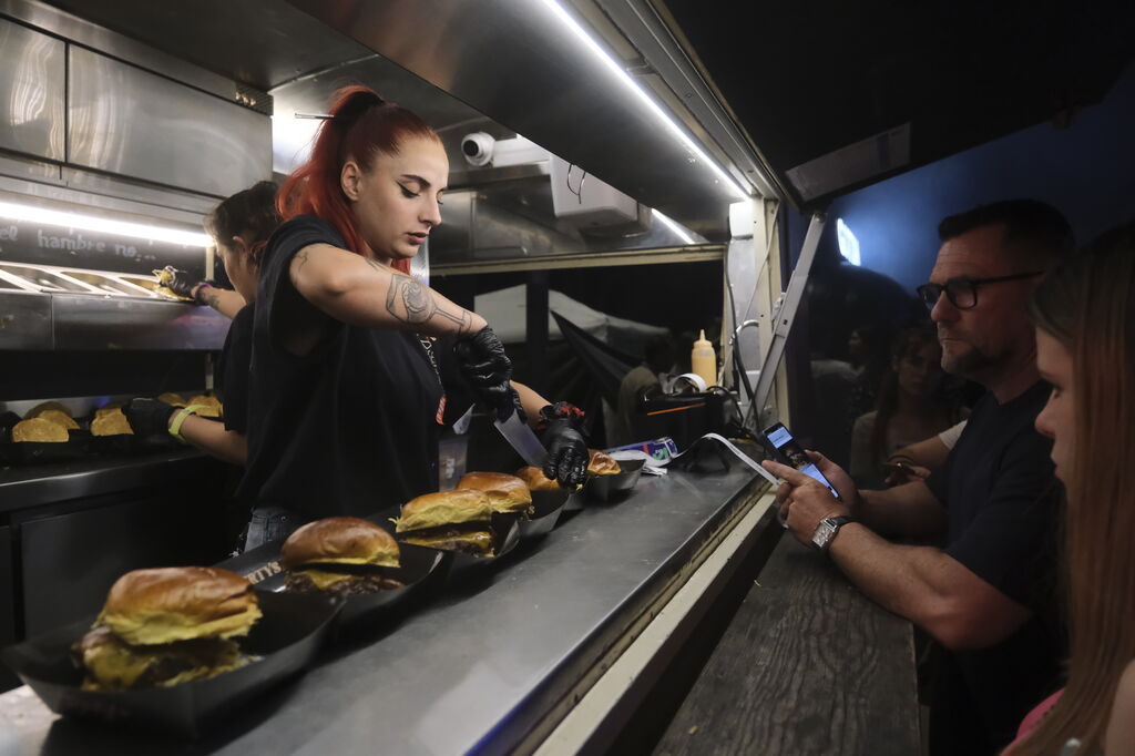 Ne&oacute;n y brasas en El Vial: el lleno absoluto de The Champions Burger en C&oacute;rdoba