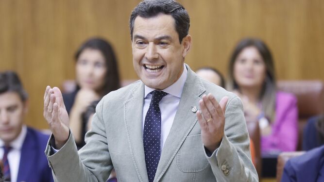 Juanma Moreno en una sesión de control en el Parlamento andaluz.